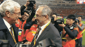 里皮赛前和韩国队主帅施蒂利克寒暄。