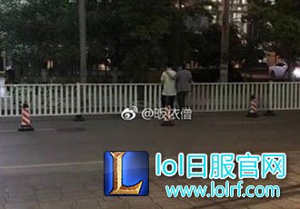 很难受！RNG教练赛后安慰小虎一幕引热议