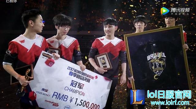 LPL电竞穷队WE夺冠后彩蛋 只要奖金忘拿奖杯