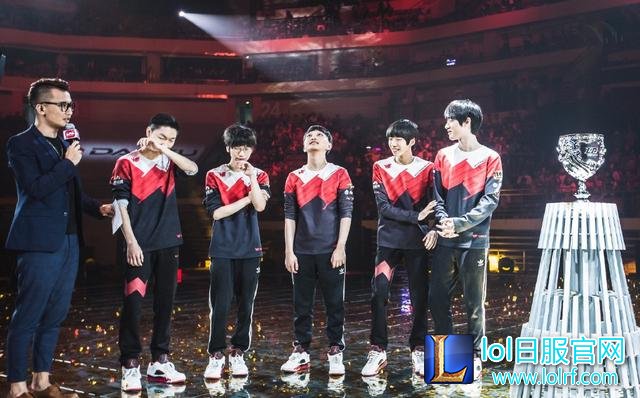 LPL电竞穷队WE夺冠后彩蛋 只要奖金忘拿奖杯
