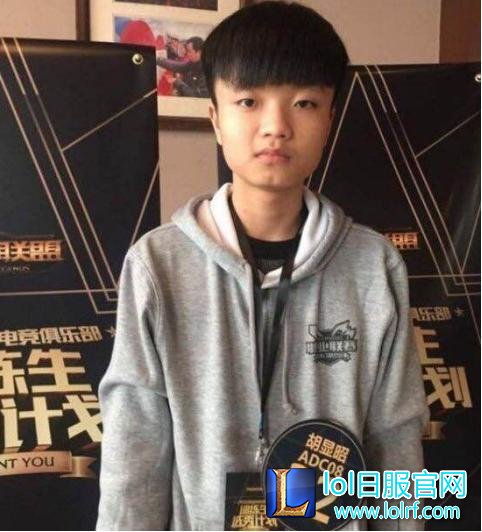 EDG淘到宝?年仅17岁的AD,啊布:能与UZI五五开!