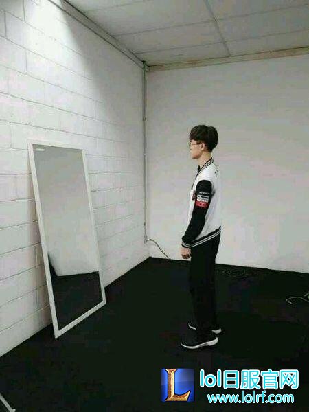 发条被打爆后Faker面镜思过 只是画风好像出了点问题!