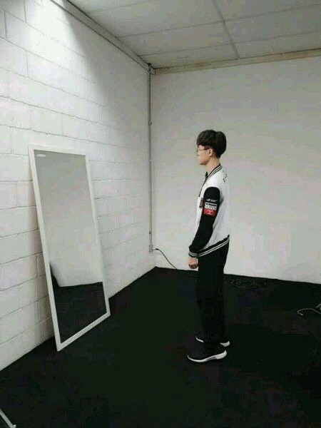 发条被打爆后Faker面镜思过 只是画风好像出了点问题!