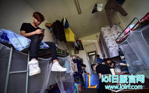 这些学生上课就是玩游戏 每天训练超11小时