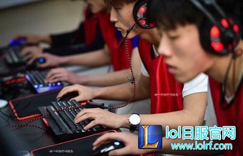 这些学生上课就是玩游戏 每天训练超11小时