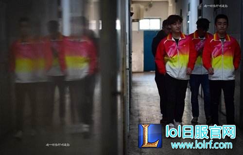 这些学生上课就是玩游戏 每天训练超11小时