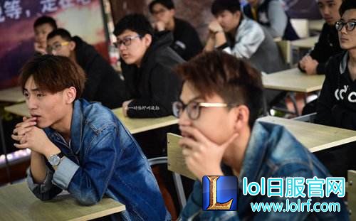 这些学生上课就是玩游戏 每天训练超11小时