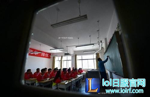 这些学生上课就是玩游戏 每天训练超11小时