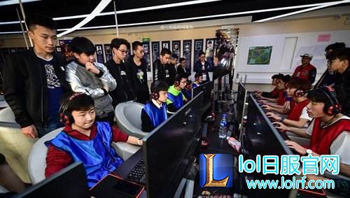 这些学生上课就是玩游戏 每天训练超11小时