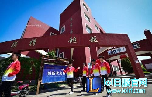 这些学生上课就是玩游戏 每天训练超11小时