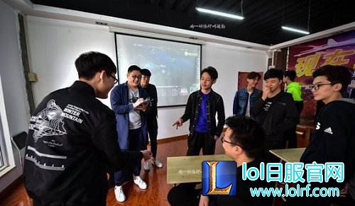这些学生上课就是玩游戏 每天训练超11小时
