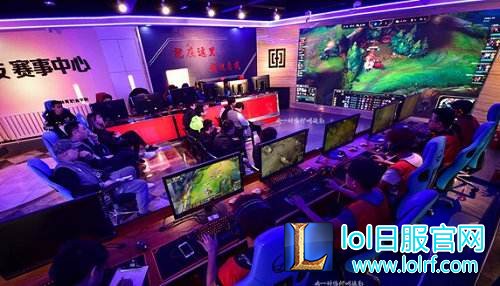 这些学生上课就是玩游戏 每天训练超11小时