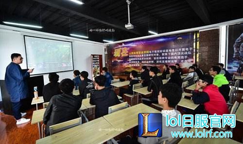 这些学生上课就是玩游戏 每天训练超11小时