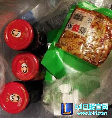 WE在巴西吃寄来的老干妈 粉丝表示莫名的心疼