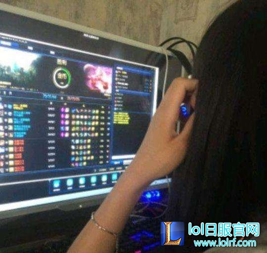 国服第一毅力帝？妹子两年LOL只玩一个英雄