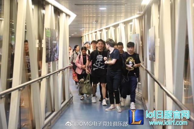 OMG队员抵达长沙参加德杯
