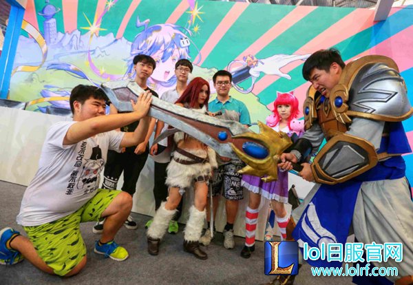B-world惊现LOL惨案：七尺大汉被萌娘打爆！