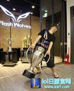 FW脸书最新消息  IEM冠军奖杯终于到手,lol日服
