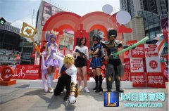 跟着小姐姐去游玩 摩拜英雄的嘉年华之旅,lol日服