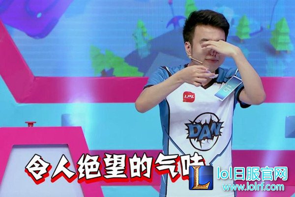 图4：阿伟品尝猫屎味黑暗料理.jpg