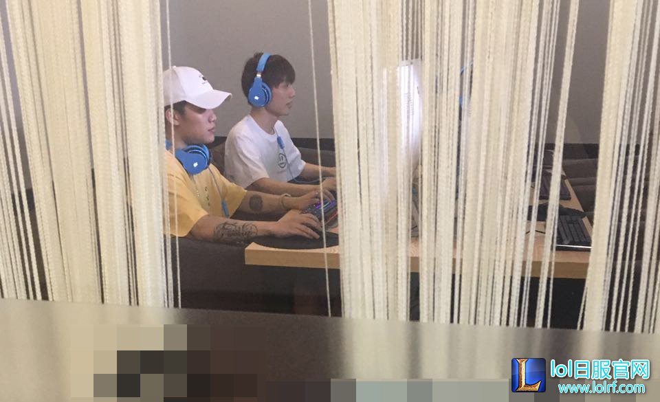 PG ONE网吧开黑 友人竟是职业选手