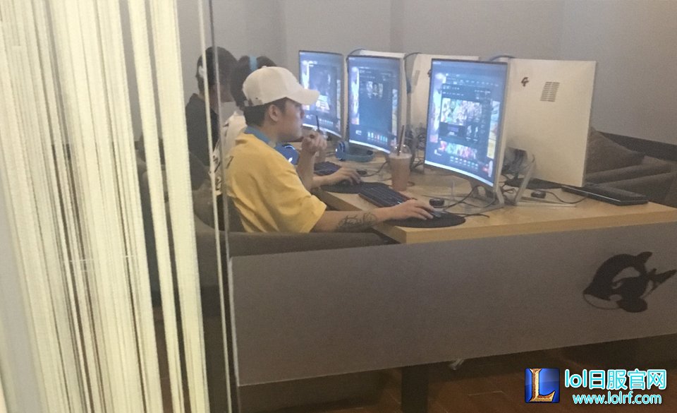 PG ONE网吧开黑 友人竟是职业选手