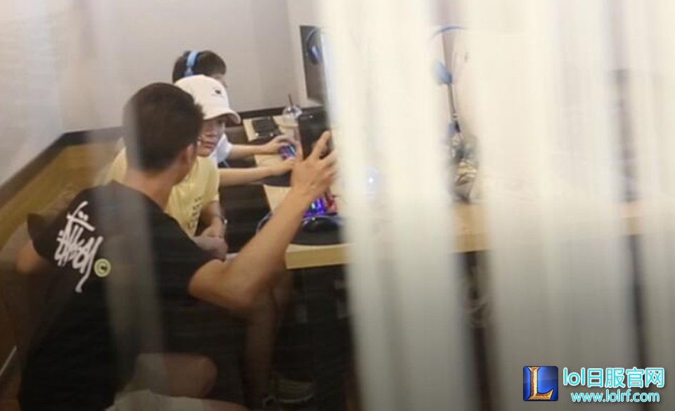 PG ONE网吧开黑 友人竟是职业选手