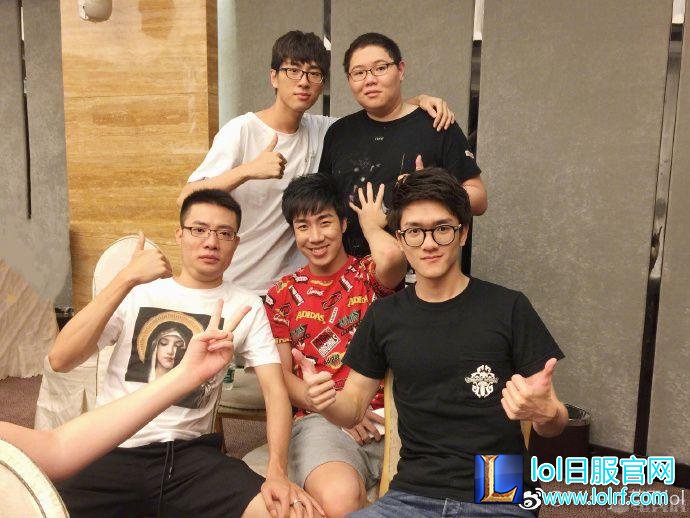 主播齐录玩很6 PDD称与骚男有夫妻相