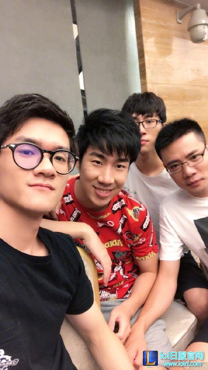 主播齐录玩很6 PDD称与骚男有夫妻相