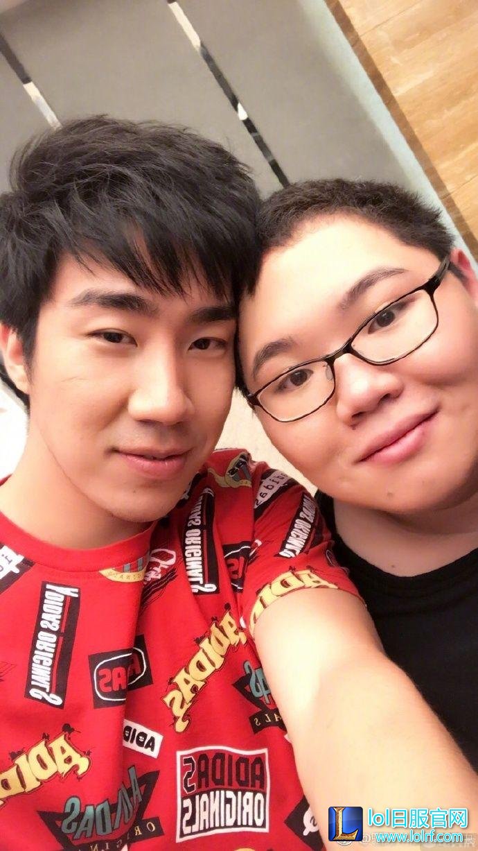 主播齐录玩很6 PDD称与骚男有夫妻相