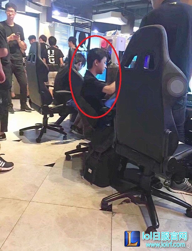 RNG走A怪照片曝光：真人竟是萌正太