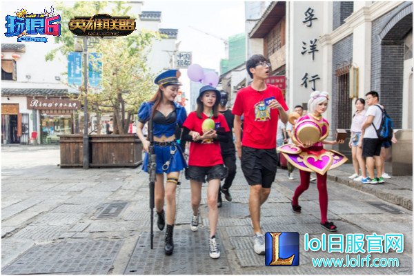 图6：孙悟空与二珂漫步太平街.jpg