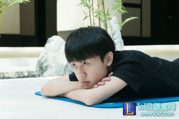 RNG与LGD官博发布集训选手锻炼照片