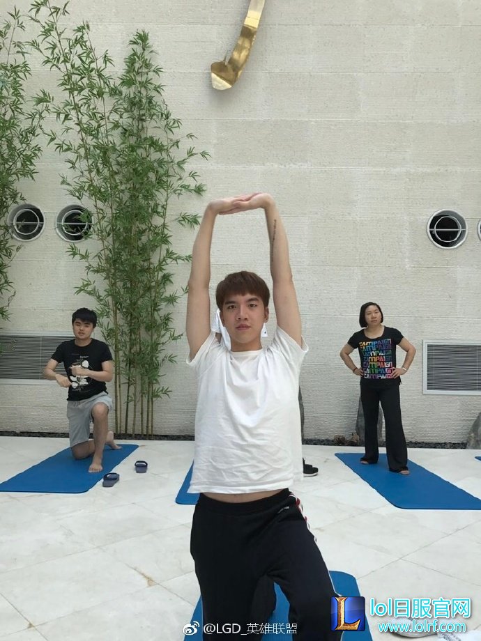 RNG与LGD官博发布集训选手锻炼照片