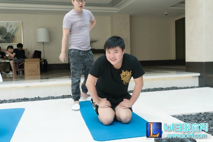 RNG与LGD官博发布集训选手锻炼照片