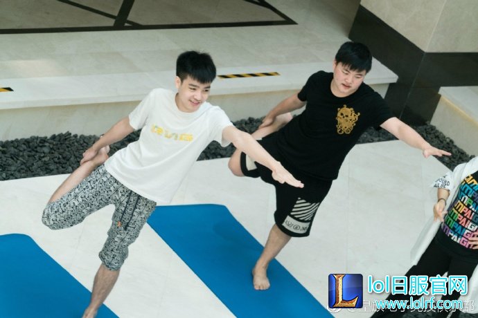 RNG与LGD官博发布集训选手锻炼照片