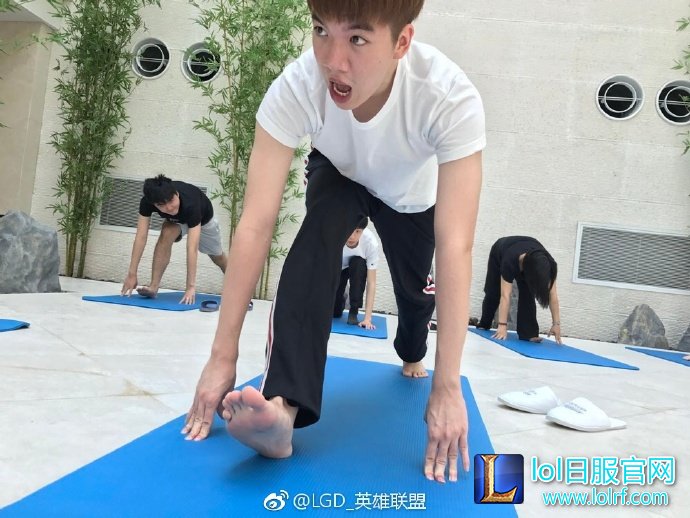 RNG与LGD官博发布集训选手锻炼照片