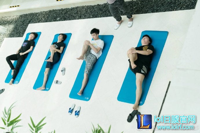 RNG与LGD官博发布集训选手锻炼照片