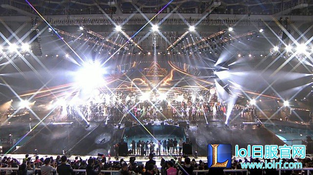 全体音乐人、乐团及coser共同登台献上2017英雄联盟音乐节尾声1.jpg