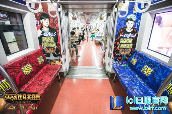 OMG刷屏成都地铁 电竞川军回乡排面大